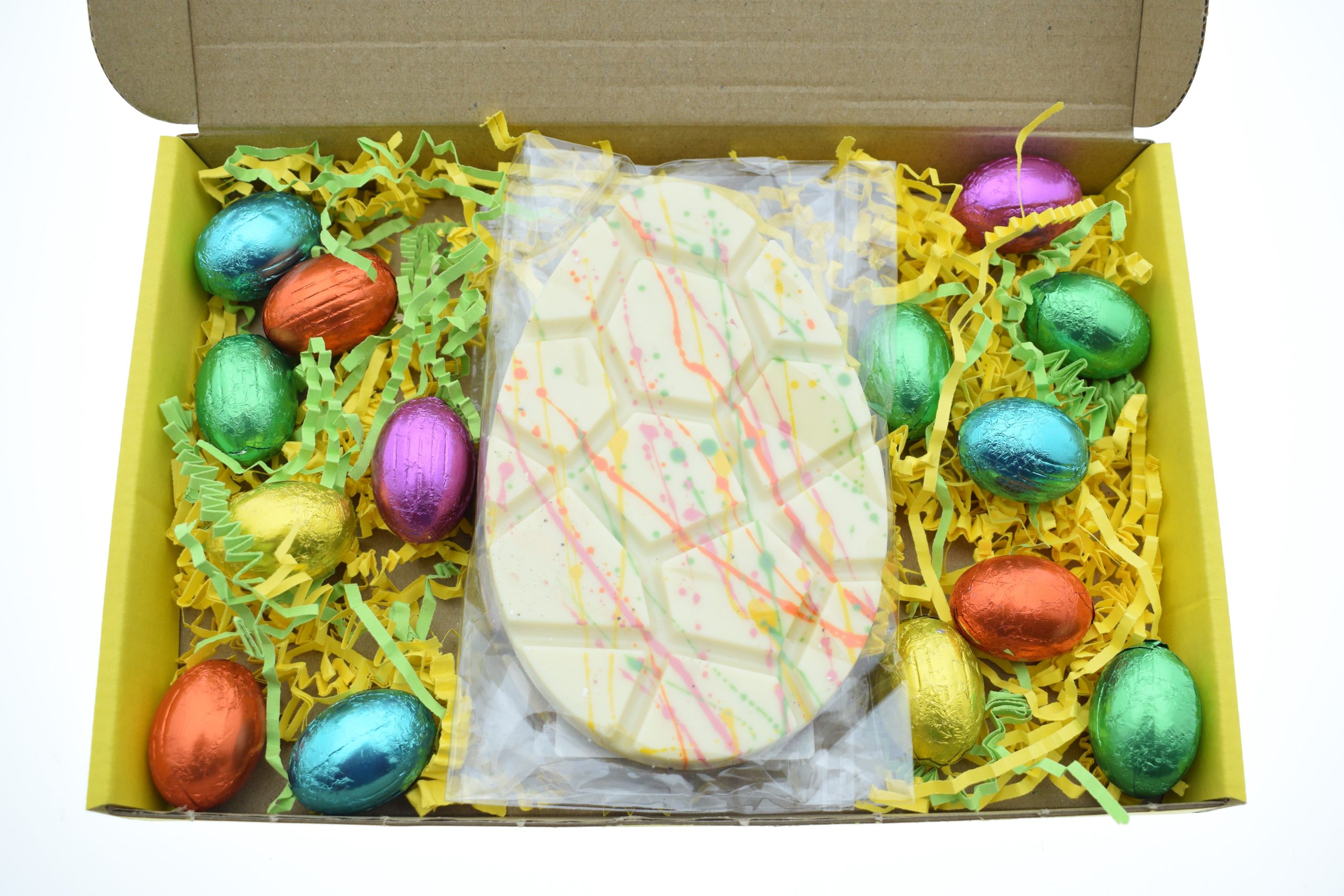 Happy Easter plat paasei van ambachtelijke chocolade en gekleurde eitjes.