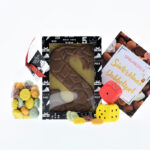 Wie Zoet is Krijgt Lekkers - Sinterklaas pakket met melk chocoladeletter S, Kruidnoten 4 kleuren mix en een Sinterklaas Dobbelspel